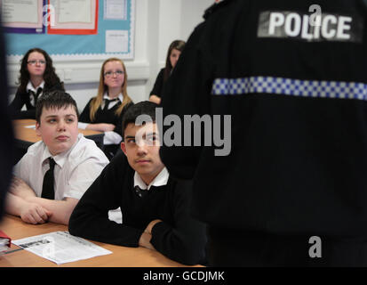 Le PC Karl Cleghorn, Lothian and Borders police, agent de liaison à l'école secondaire de Tynecastle, à Édimbourg, s'adresse aux élèves lors du lancement d'un rapport sur les agents de police du campus de l'école. Banque D'Images