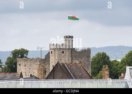 Le donjon du château de Cardiff, vu à travers les toits de la ville. Banque D'Images