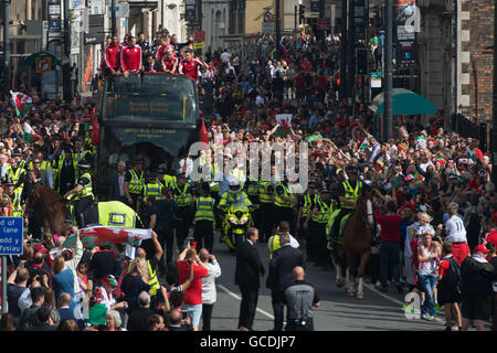 L'équipe de football gallois sont accueillis avec une célébration publique à Cardiff après avoir atteint les demi-finales de l'Euro 2016 Banque D'Images
