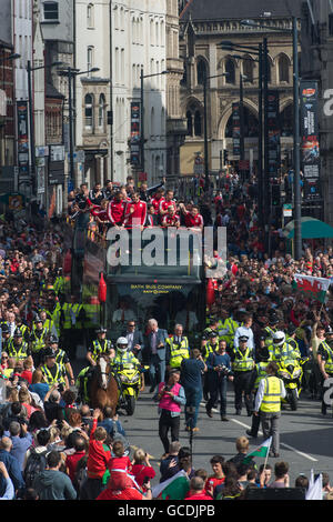 L'équipe de football gallois sont accueillis avec une célébration publique à Cardiff après avoir atteint les demi-finales de l'Euro 2016 Banque D'Images