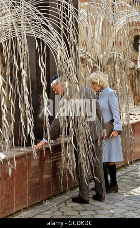 Le prince de Galles et la duchesse de Cornouailles ont posé des pierres sous un arbre en acier sculpté, qui est un mémorial aux Juifs hongrois morts de la Seconde Guerre mondiale, à l'extérieur de la synagogue Dohany, à Budapest, en Hongrie, au cours du quatrième jour du Prince de Galles et de la tournée de la Duchesse en Europe. Banque D'Images