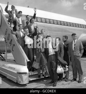 Leurs espoirs s'envolent, les footballeurs de la coupe du monde d'Angleterre se mettent à la vague avant de quitter l'aéroport de Londres ce matin (jeudi) pour le Chili et la série de la coupe du monde. Ils doivent retourner dans ce pays à la fin de juin. Depuis le haut : Gerry Hitchins, Stan Anderson, Johnny Haynes, Ron Flowers (à gauche), Jimmy Greaves (à droite), Bobby Robson, Peter Swan, Ron Springett (visage caché), Bobby Charlton, Ray Wilson (visage caché), Jimmy Armfield, John Connolly, Alan Peacock et Bobby Smith. Banque D'Images