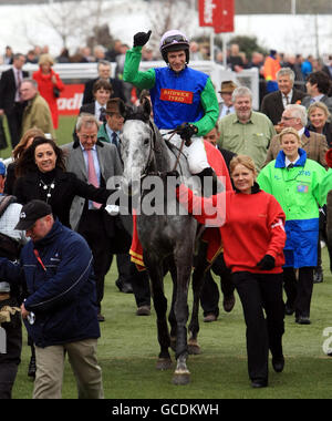 Great Endeavour, criblé par Danny Cook, célèbre la victoire du Byrne Group plate Steeple Chase lors du troisième jour du Cheltenham Festival 2010 à l'hippodrome de Cheltenham. Banque D'Images