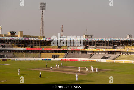 Un point de vue général en Angleterre, Graeme Swann, lance un appel réussi pour le cricket de l'Abdur Razzak du Bangladesh lors du deuxième test au stade national de Shere Bangla, Mirpur, Dhaka. Banque D'Images