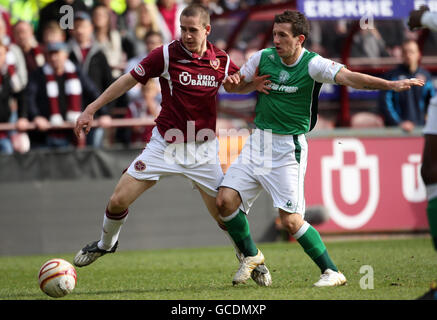 Hearts Gary Glen et Hibernian Liam Miller lors du match de la première ligue de la Banque de Clydesdale au stade Tynecastle, à Édimbourg. Banque D'Images