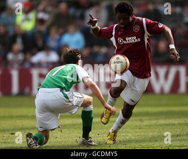 Football - Clydesdale Bank Scottish Premier League - Heart of Midlothian / Hibernian - Tynecastle Stadium.Hearts Larry Kingston et Hibernian Liam Miller lors du match de la première ligue de la Banque Clydesdale au stade Tynecastle, à Édimbourg. Banque D'Images