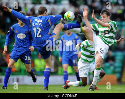 Soccer - Clydesdale Bank Scottish Premier League - Celtic v St Johnstone - Celtic Park.David Mackay de St Johnstone et Paul McGowan du Celtic lors du match de la première ligue de la Banque Clydesdale au Celtic Park, Glasgow. Banque D'Images