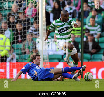 Soccer - Clydesdale Bank Scottish Premier League - Celtic v St Johnstone - Celtic Park.Le Gavin Swankie de St Johnstone défie Edson Braafheid du Celtic lors du match de la première ligue de la Banque Clydesdale au Celtic Park, Glasgow. Banque D'Images