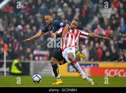 Football - Barclays Premier League - Stoke City / Tottenham Hotspur - Britannia Stadium.Ricardo Fuller (à droite) de Stoke City et Younès Kaboul (à gauche) de Tottenham Hotspur se battent pour le ballon Banque D'Images