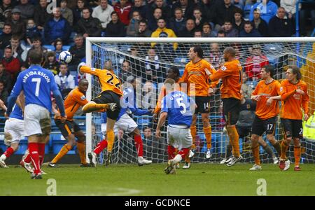 Football - Barclays Premier League - Portsmouth / Hull City - Fratton Park.Jamie O'Hara de Portsmouth marque l'égaliseur du coup de pied libre juste à l'extérieur de la région jusqu'au coin supérieur gauche du but. Banque D'Images