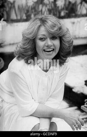 L'actrice et chanteuse Elaine Paige, qui doit apparaître sous le nom d'Eva Peron dans la nouvelle comédie musicale de Rice et Lloyd-Webber, 'Evita', au Prince Edward Theatre. Banque D'Images