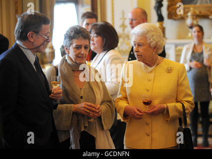 La reine Elizabeth II de Grande-Bretagne s'entretient avec Michael Aaronso lors d'une réception pour les commissaires de la fonction publique à Buckingham Palace, Londres. Banque D'Images