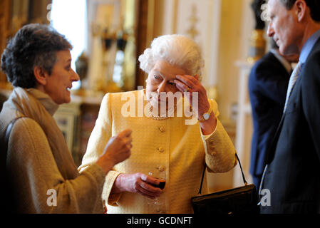 La reine Elizabeth II de Grande-Bretagne parle à Sir Gus O'Donnell et à un invité non identifié lors d'une réception pour les commissaires de la fonction publique au Palais de Buckingham, à Londres. Banque D'Images