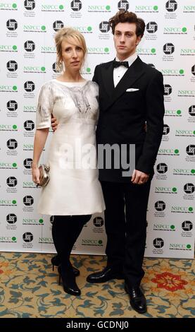 30e prix annuel du cercle des critiques du film de Londres - Londres.Sam Taylor-Wood et Aaron Johnson lors des critiques Circle Awards organisés à l'hôtel Landmark de Londres. Banque D'Images