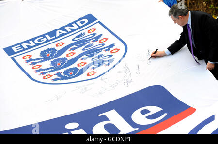 Marron signes Angleterre football shirt.Le Premier ministre Gordon Brown signe un maillot de football géant de l'Angleterre dans le jardin du 10 Downing Street, Londres. Banque D'Images