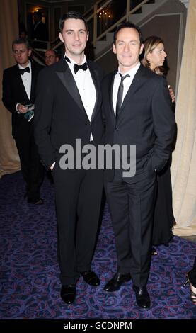 Jason Issacs et Matthew Goode arrivent pour la BAFTA après la fête de spectacle à Grosvenor House à Londres. Banque D'Images