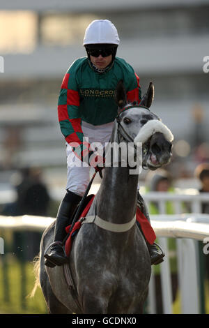 Courses hippiques - la rencontre de Grimthorpe Chase sportingbet.com - première journée - Hippodrome de Doncaster.Jockey Sam Thomas sur Je ne Sais plus va poster dans l'obstacle Sportingbet.com Mares's handicap Banque D'Images