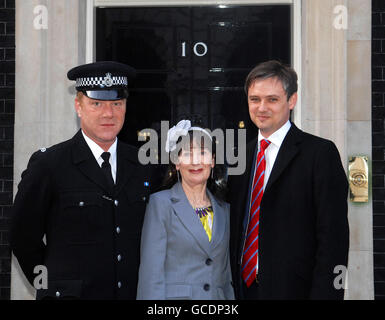 (De gauche à droite) le PC John Irvine et Pat Spicer arrivent au 10 Downing Street, Londres, pour une réception des héros communautaires avec le député Barrow and Furness prospective Labor John Woodcock. Banque D'Images