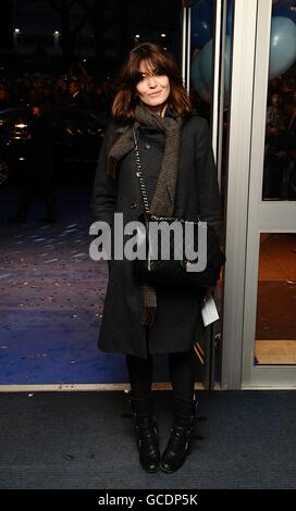 Claudia Winkleman arrive pour la première mondiale de Nanny McPhee et du Big Bang, à l'Odeon West End, Leicester Square, Londres Banque D'Images