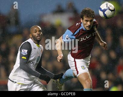 Football - Barclays Premier League - Aston Villa / Sunderland - Villa Park.Stiliyan Petrov (à droite) d'Aston Villa dégage la balle du Darren Bent (à gauche) d'Aston Villa Banque D'Images