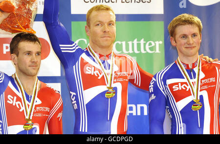 En Grande-Bretagne (de gauche à droite), Ross Edgar, Chris Hoy et Jason Kenny reçoivent leurs médailles de bronze lors des championnats du monde de cyclisme sur piste à la Ballerup Super Arena, Copenhague, Danemark. Banque D'Images