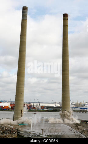 Deux cheminées de 550 pieds, qui dominent les gratte-ciel de Gravesham depuis 40 ans, se sont écrasant sur le site Northfleet de Lafarge Cement, dans le Kent, marquant ainsi la fin de près de 200 ans de production de ciment sur le site. Banque D'Images