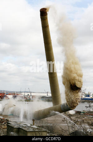 Deux cheminées de 550 pieds, qui dominent les gratte-ciel de Gravesham depuis 40 ans, se sont écrasant sur le site Northfleet de Lafarge Cement, dans le Kent, marquant ainsi la fin de près de 200 ans de production de ciment sur le site. Banque D'Images