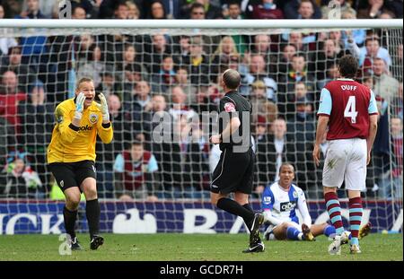 Brian Jensen, gardien de but de Burnley (à gauche), semble en incrédulité comme arbitre Mike Dean souligne la pénalité après une faute Martin Olsson de Blackburn Rovers Banque D'Images