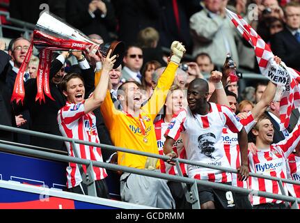 Dean Hammond, de Southampton (à gauche), lève le Johnstone's Paint Trophy avec Kelvin Davis (au centre) et Ndiaye Papa Waigo Banque D'Images