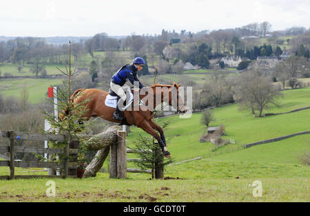 Zara Phillips sur l'héritage secret pendant le cross-pays de la section intermédiaire avancée de Land Rover aux essais hippiques de Gatcombe près de Minchinhampton, Gloucestershire. Banque D'Images