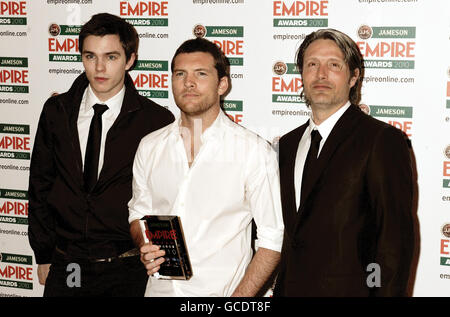 Nicholas Hoult (à gauche) et Mads Mikkleson (à droite) avec Sam Worthington après lui avoir remis le meilleur film Award for Avatar aux Jameson Empire Awards 2010 qui se tiennent à l'hôtel Grosvenor House dans le centre de Londres. Banque D'Images