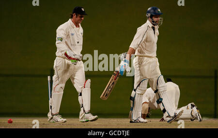 Dean Cosker de MCC quitte le terrain après avoir été sous le charme de Scott Borthwick de Durham lors du match de championnat du comté de LV au stade Sheikh Zayed, à Abu Dhabi. Banque D'Images