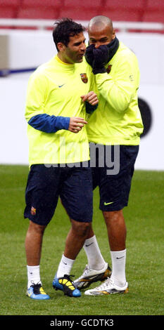 Thierry Henry de Barcelone (à droite) lors de la session d'entraînement au stade Emirates, Londres. Banque D'Images