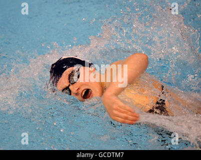 Sara Hamilton de South Aberdeen en action lors de sa demi-finale de l'Open féminin de 100m Freestyle lors des championnats britanniques de natation à Ponds Forge, Sheffield. Banque D'Images