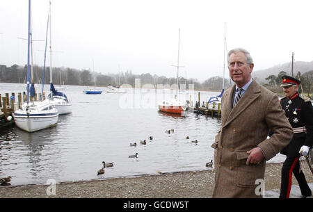 Le Prince de Galles marche le long des rives du lac Windermere, Ambleside, Cumbria, lors d'une visite dans la région. Banque D'Images