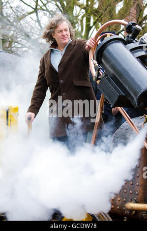 James May, présentateur de télévision, au lancement de la réplique du train à vapeur de la locomotive Rocket de Stephenson, du Musée des sciences, à Kensington Gardens, à Londres. Banque D'Images