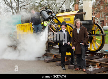 Le présentateur de télévision James May, à droite, avec l'acteur Clive Greenwod habillé comme le mécanicien de chemin de fer George Stephenson, lors du lancement de la réplique du Musée des sciences de la locomotive à vapeur Rocket de Stephenson à Kensington Gardens, Londres. Banque D'Images