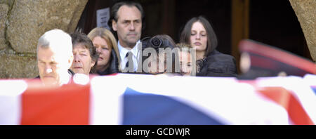 Charlotte Fox (au centre), veuve du Sergent Paul Fox du 28 Engineer Regiment, attachée à la Brigade reconnaissance Force, marche derrière le drapeau qui a drapé le cercueil avec le père de Paul, Maurice Fox (deuxième à gauche), à son service funéraire à l'église St IA, St Ives, Cornwall. Banque D'Images