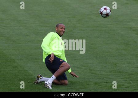 Thierry Henry, de Barcelone, contrôle le ballon lors d'une séance d'entraînement au camp de Nou, à Barcelone. Banque D'Images