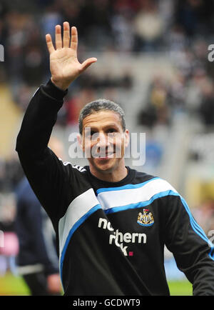 Chris Hughton, directeur de Newcastle United, fait la vague devant les fans avant le match de championnat de la Coca-Cola football League à St James' Park, à Newcastle. Banque D'Images