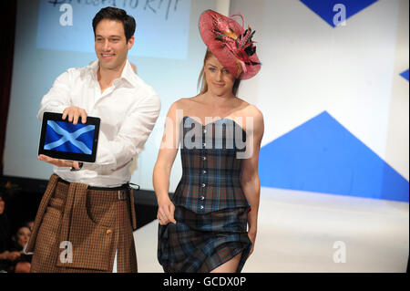 Models marche sur la piste lors du 8e salon annuel de la Charité « Dand to Kilt » présenté par Glenfiddich au M2 Ultra Lounge à New York, États-Unis. Banque D'Images