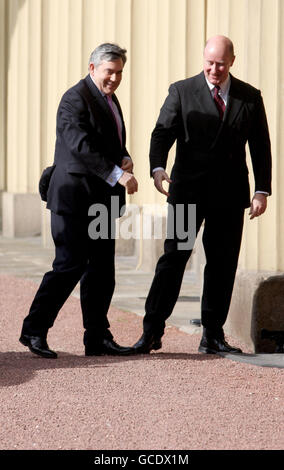 Le Premier ministre Gordon Brown rencontre le Secrétaire privé de la Reine Sir Christopher Geidt lorsqu'il arrive au Palais de Buckingham, dans le centre de Londres, où il a rencontré sa Majesté pour demander la dissolution du Parlement avant une élection générale de mai 6. Banque D'Images