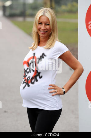 Denise Van Outen participe à un Mile de bosses et de bébés, à l'aide de Sport relief à Battersea Park, Londres. Banque D'Images