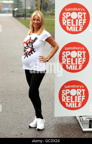 Denise Van Outen participe à un Mile de bosses et de bébés, à l'aide de Sport relief à Battersea Park, Londres. Banque D'Images