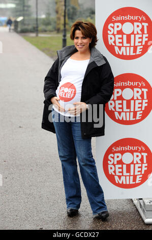 Sport relief bosses et bébés mille.Natasha Kaplinsky prend part à un mille de bosses et de bébés, en aide à Sport relief à Battersea Park, Londres. Banque D'Images