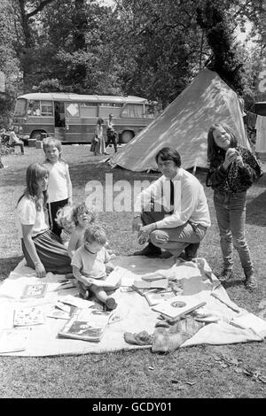 Le comte de Cardigan, deuxième à droite, avec Sally Garaway, et les enfants du « convoi de la paix » de Stonehenge à la forêt de Savernake, près de Marlborough, Wiltshire. Environ 100 personnes ont campé sur le site après avoir été offertes un sanctuaire temporaire sur la terre familiale de Earl. Banque D'Images