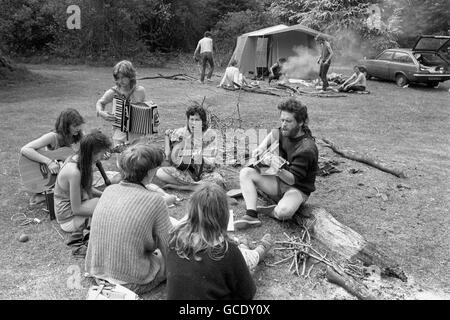 Les membres du « convoi de la paix » se sont réunis pour chanter à leur camp temporaire dans la forêt de Savernake, près de Marlborough, dans le Wiltshire.Environ 100 personnes ont campé sur le site après avoir été offertes un sanctuaire temporaire sur la terre familiale de Earl. Banque D'Images