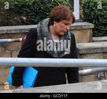 Sandra Kenyon, 46 ans, de Northedge Park, Hipperholme, arrive au tribunal des magistrats de Bingley, West Yorkshire, après avoir admis la conduite avec un verre après avoir souvent chuté de son vélo pendant une leçon. Banque D'Images