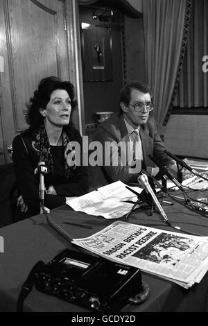 L'actrice Vanessa Redgrave et son frère d'acteur Corin Redgrave donnent une conférence de presse dans un hôtel de Londres alors que la controverse qui a divisé le Parti révolutionnaire ouvrier continue. Banque D'Images