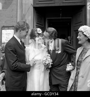 L'acteur Sir Michael Redgrave donne un baiser le jour du mariage à sa nouvelle fille en droit, Deidre Hamilton-Hill, 23 ans, après son mariage avec le fils de l'acteur de Sir Michael, Corin Redgrave, à gauche, à l'église St Paul, Covent Garden, Londres. Banque D'Images